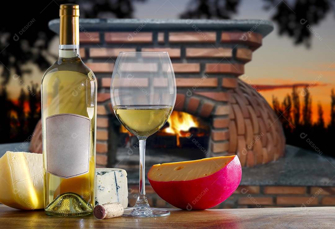 Garrafa de vinho com taça e queijos para degustação