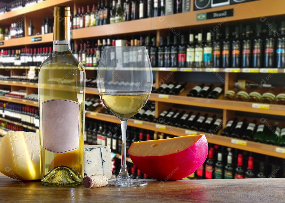 Garrafa de vinho branco e taça com queijo