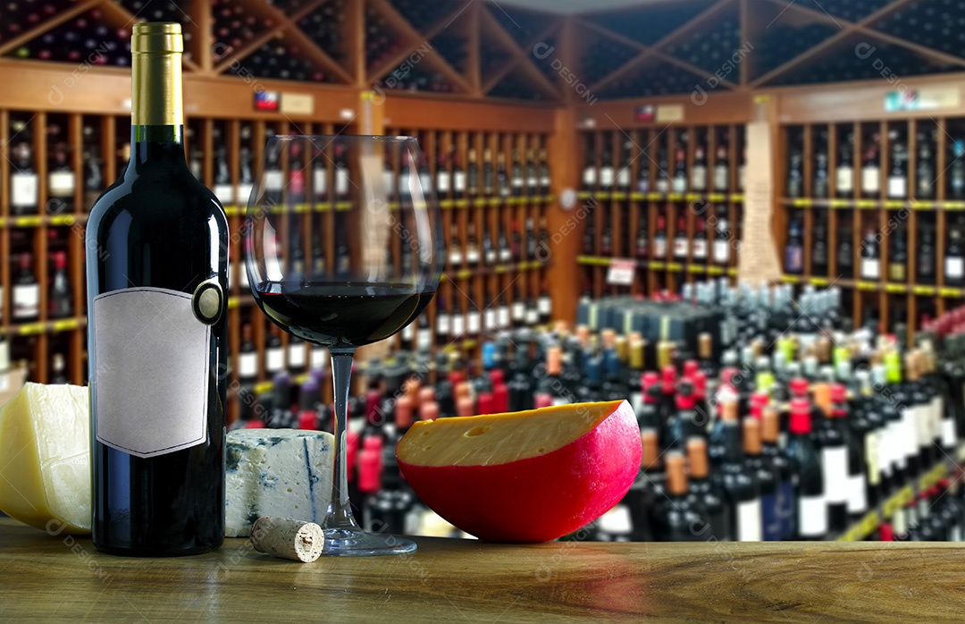 Garrafa de vinho com taça e queijos para degustação