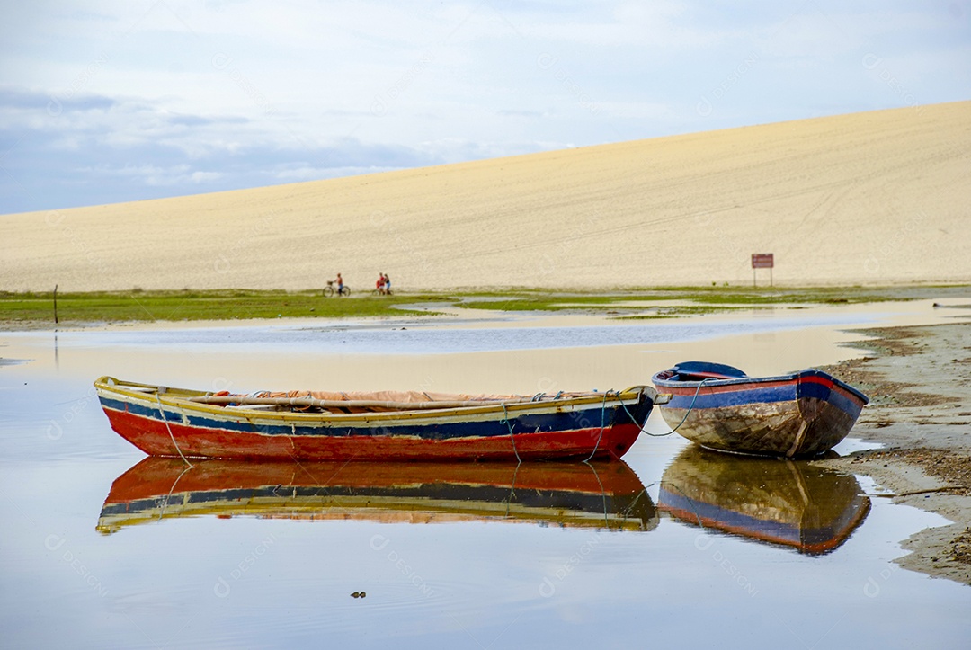Barcos ancorados na beira mar