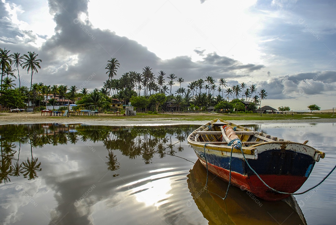 Barcos ancorados no rio próximo a uma ilha