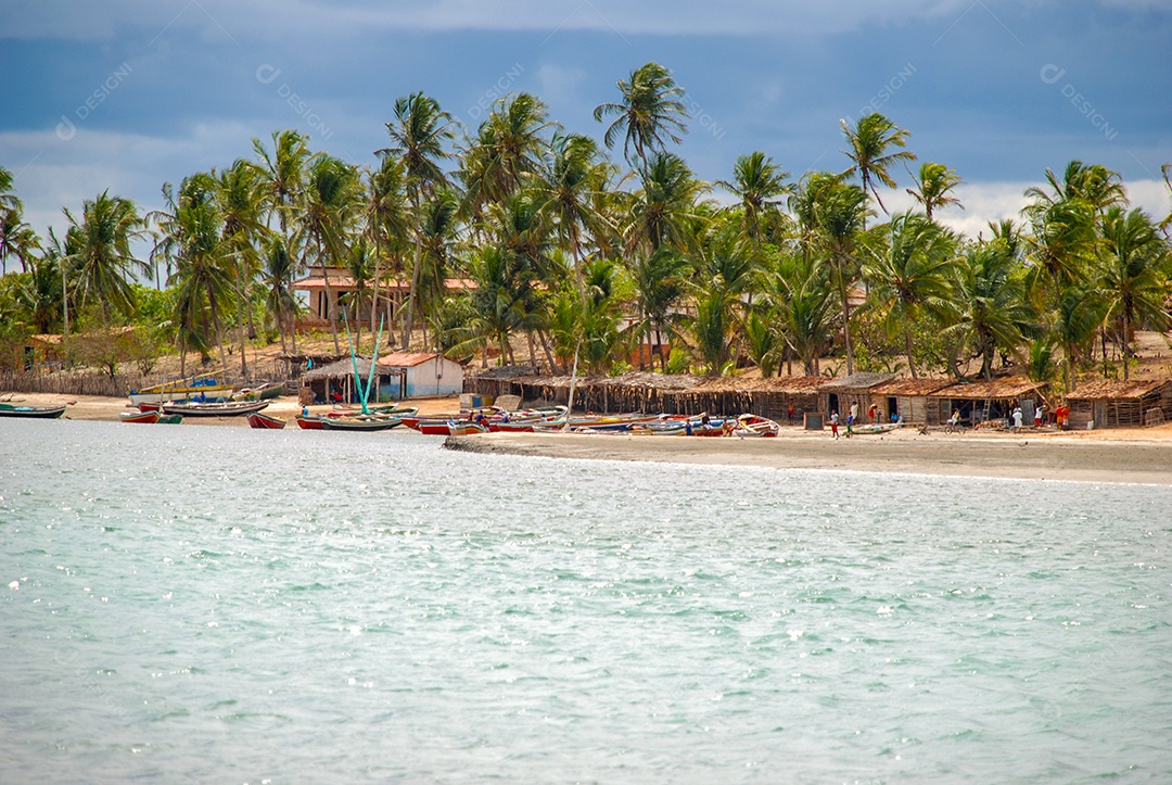 Embarcações ancorados na beira mar de uma ilha