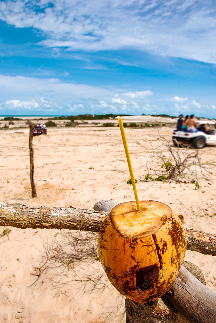 Praia virgem escondida atrás das dunas da costa oeste de Jijoca
