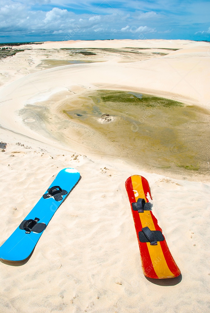 Praia virgem escondida atrás das dunas da costa oeste de Jijoca