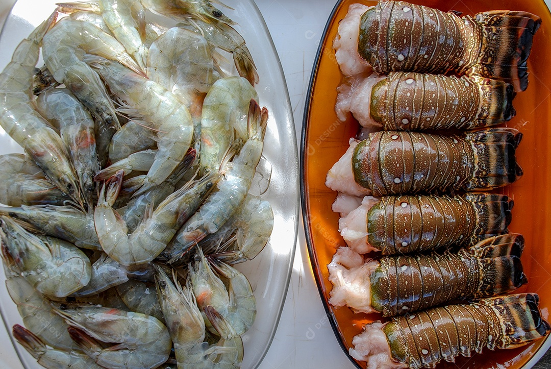 Camarão cru com lagosta e rabo de peixe