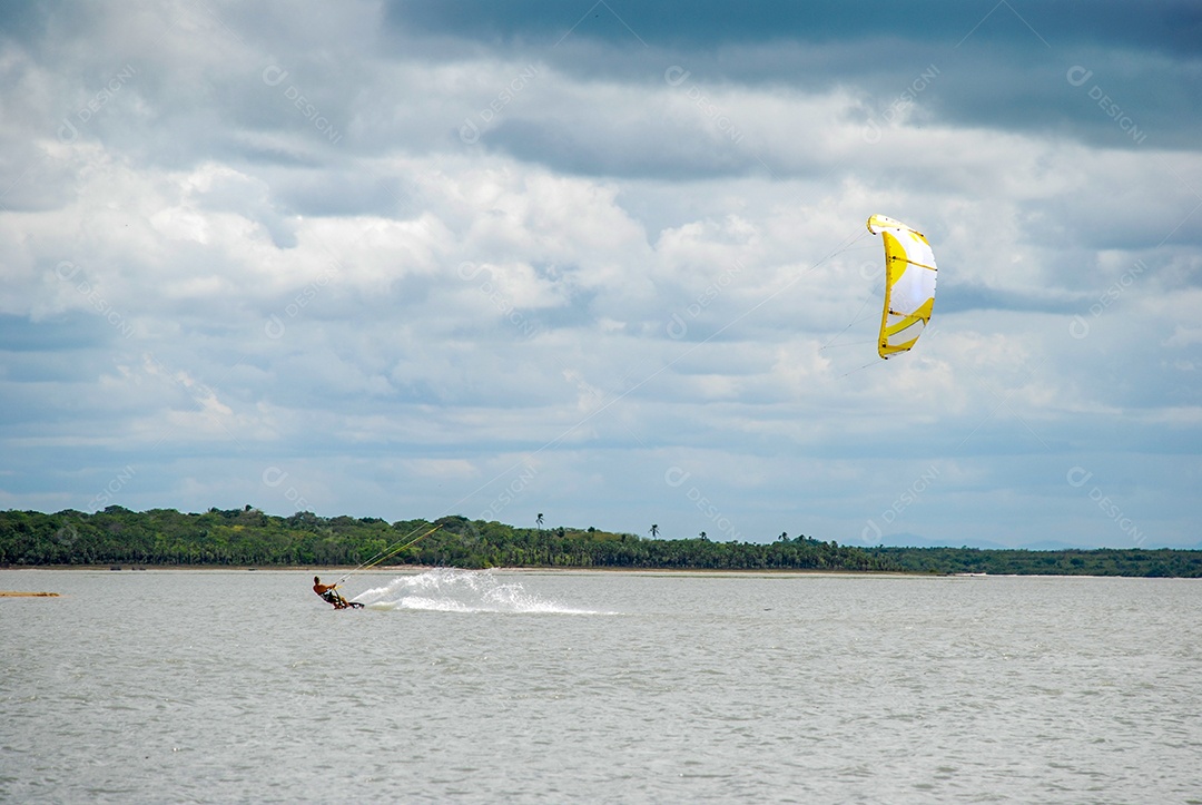 Praia virgem escondida atrás das dunas da costa oeste de Jijoca