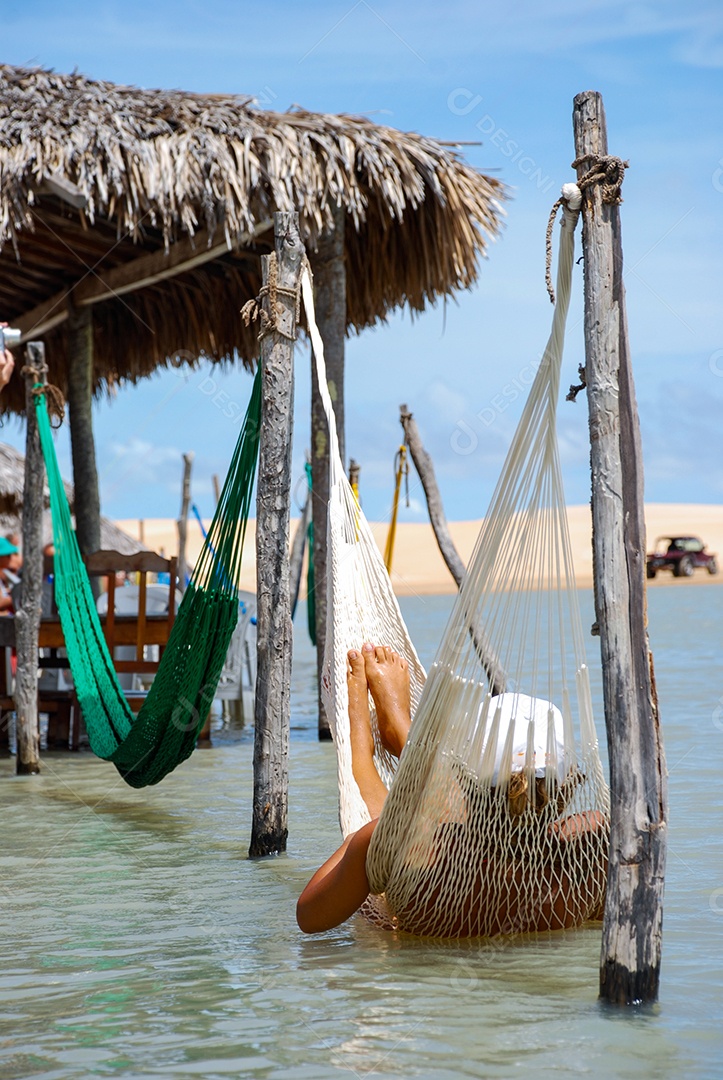 É uma praia virgem escondida atrás das dunas da costa oeste de Jijoca