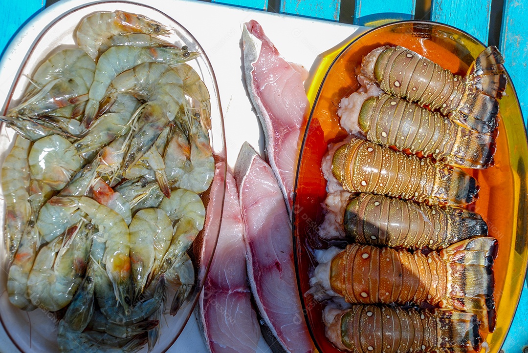 Camarão cru com lagosta e rabo de peixe