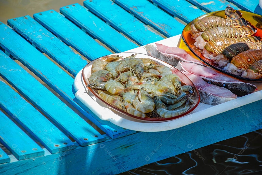 Camarão cru com lagosta e rabo de peixe