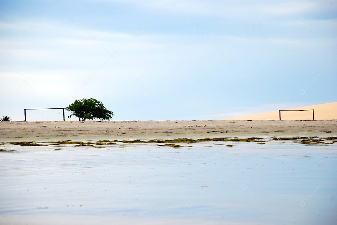 É uma praia virgem escondida atrás das dunas da costa oeste de Jijoca
