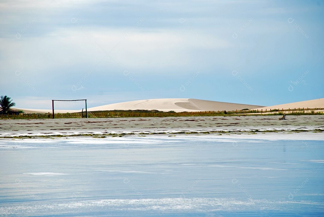 Praia virgem escondida atrás das dunas da costa oeste de Jijoca