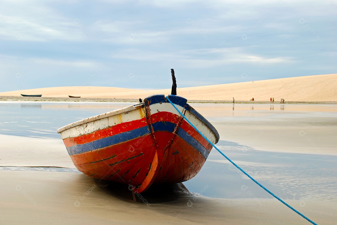 Praia virgem escondida atrás das dunas da costa oeste de Jijoca