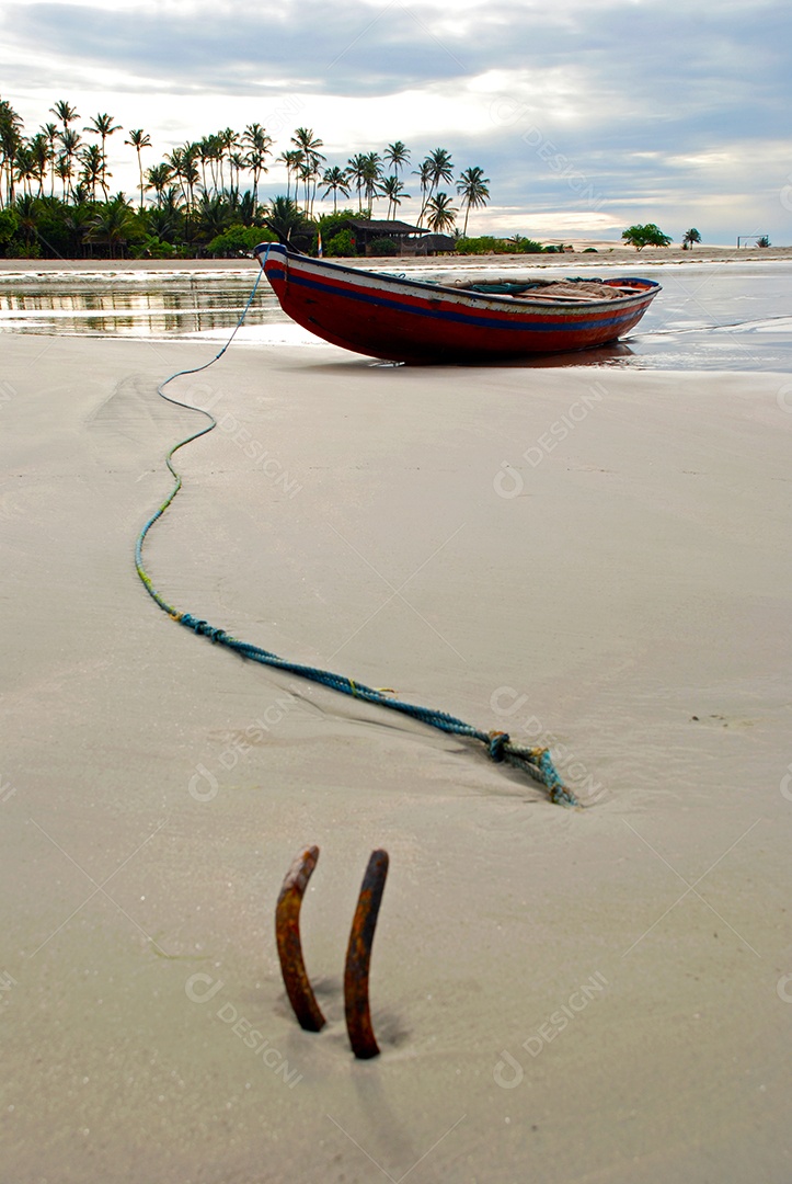 Barco ancorado em uma praia virgem escondida atrás das dunas da costa oeste de Jijoca