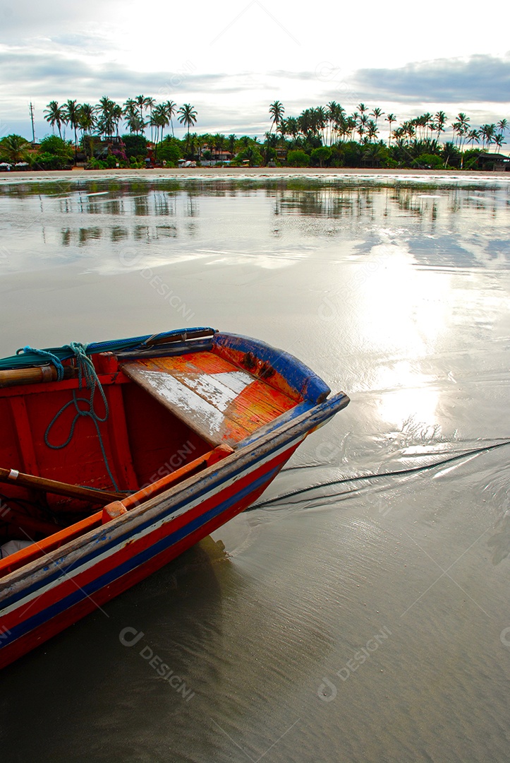 Praia virgem escondida atrás das dunas da costa oeste de Jijoca