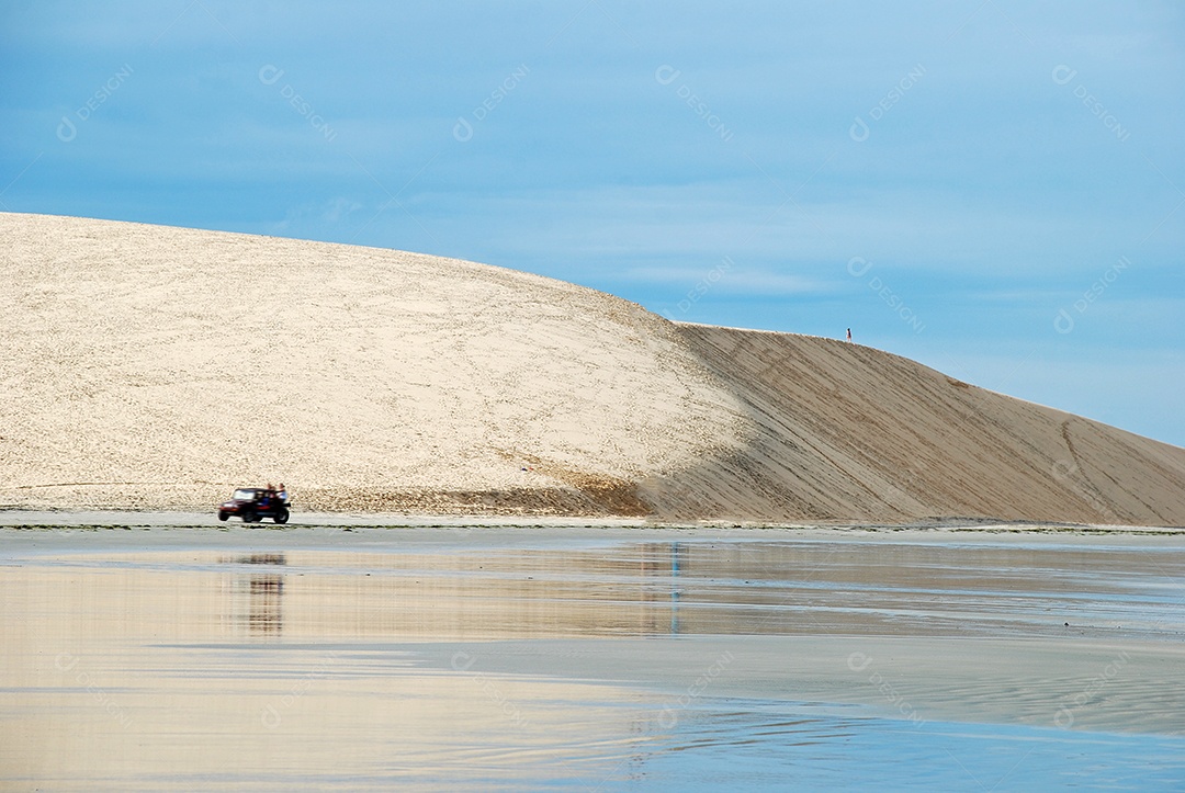 Buggy proximo a água do mar e dunas de areia