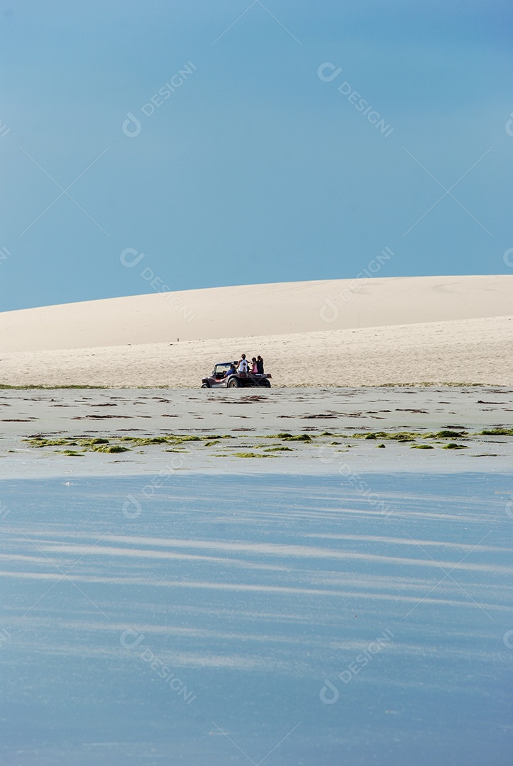 É uma praia virgem escondida atrás das dunas da costa oeste de Jijoca
