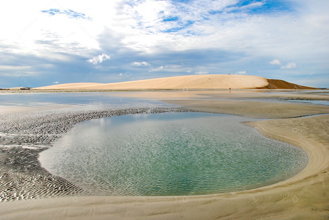 Piscinas naturais com dunas contra céu azul