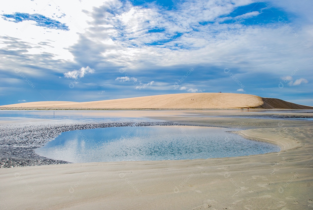 Piscinas naturais com dunas contra céu azul
