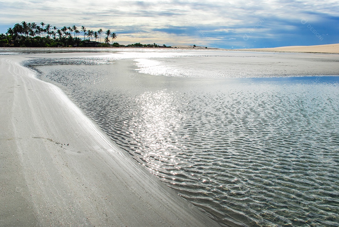 É uma praia virgem escondida atrás das dunas da costa oeste de Jijoca