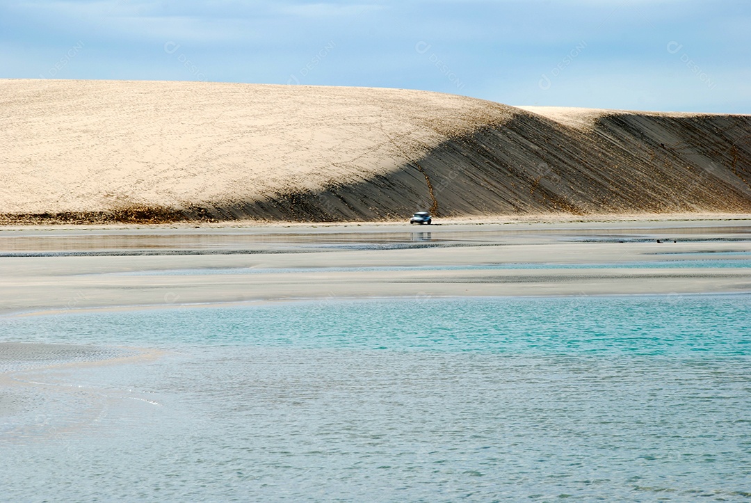 Uma praia virgem escondida atrás das dunas da costa oeste de Jijoca