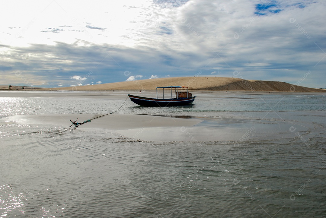 Uma praia virgem escondida atrás das dunas da costa oeste de Jijoca