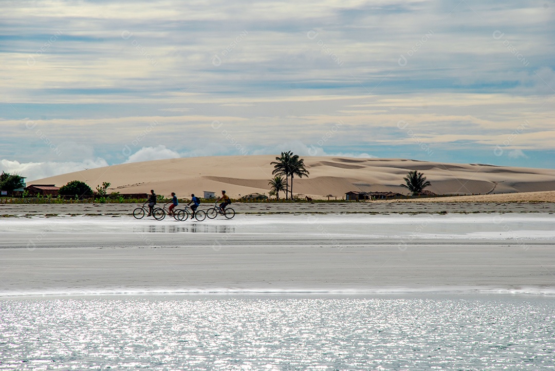 Jericoacoara é uma praia virgem escondida atrás das dunas da costa oeste