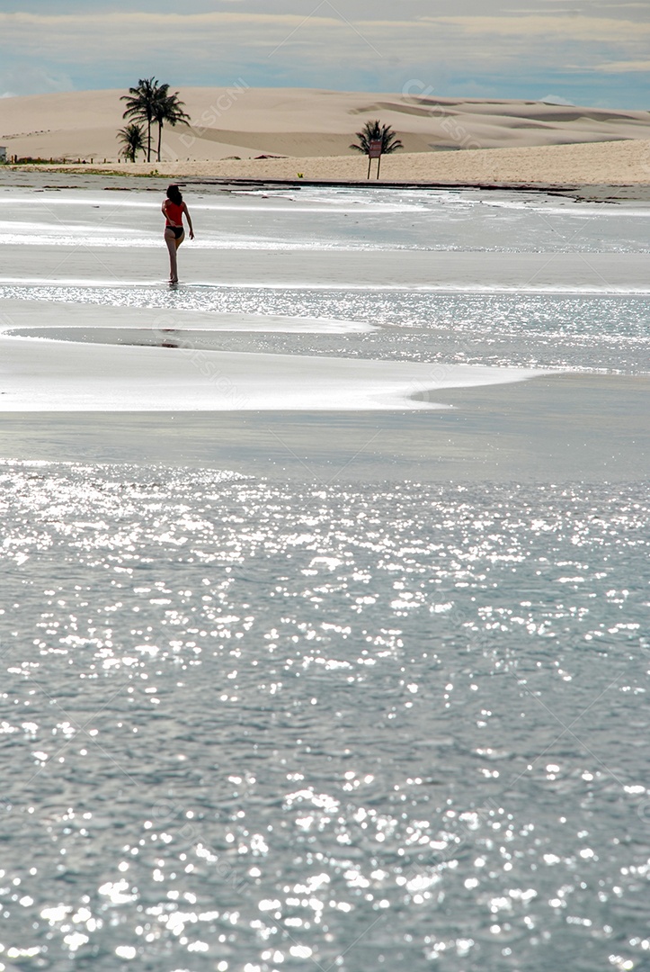 Uma praia virgem escondida atrás das dunas da costa oeste de Jijoca