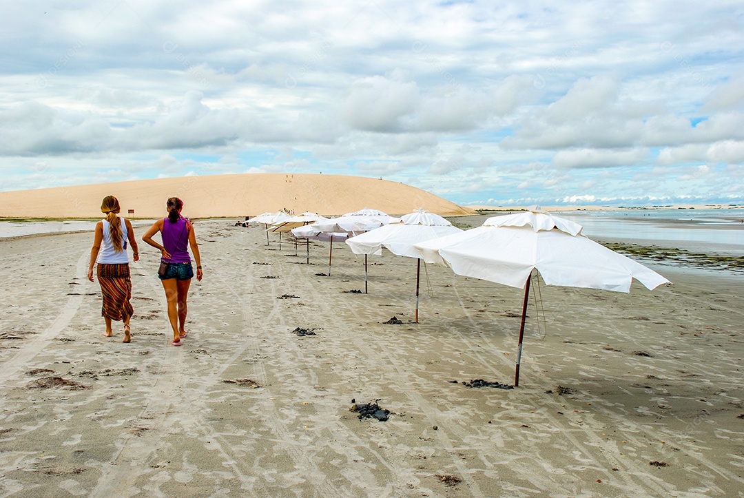 Uma praia virgem escondida atrás das dunas da costa oeste de Jijoca