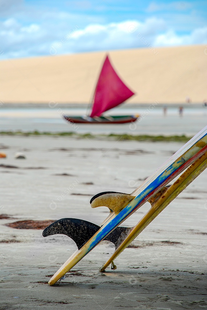 Detalhes de duass pranchas um veleiro no mar