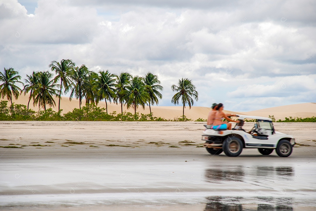 É uma praia virgem escondida atrás das dunas da costa oeste de Jijoca