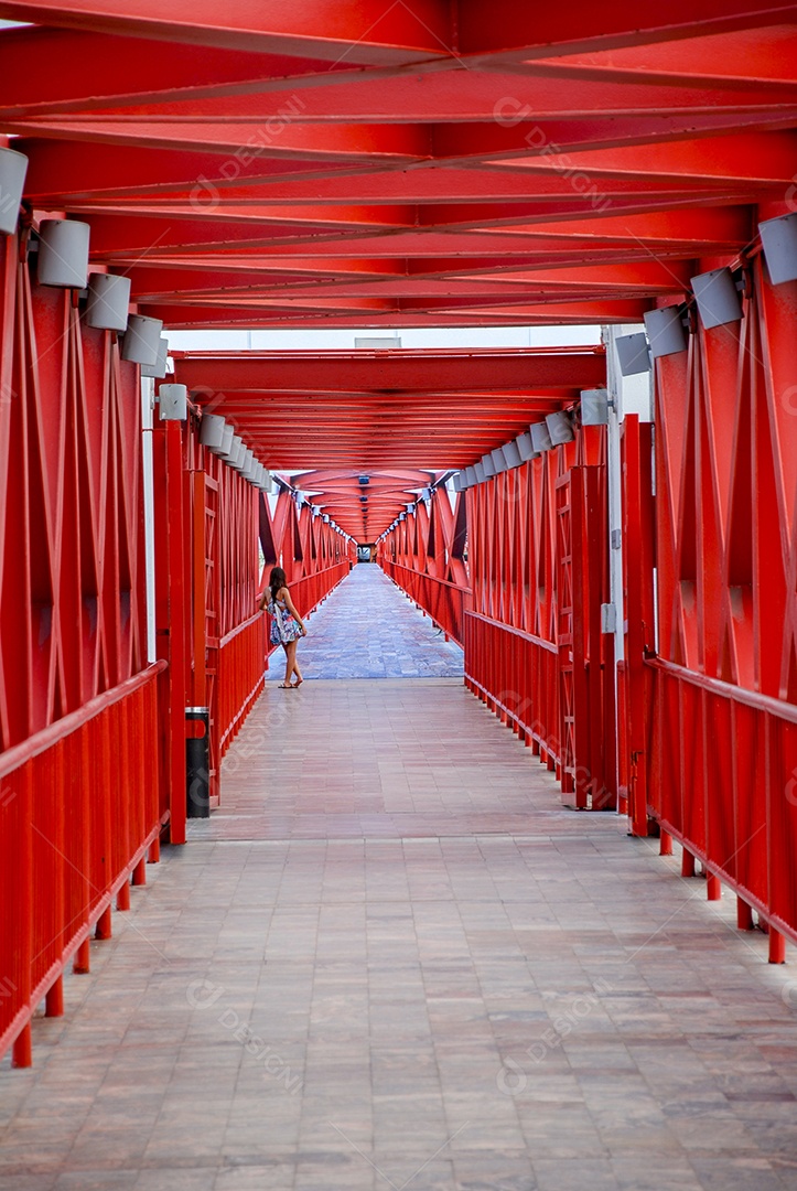 Passarela de pedestres em ferro vermelho