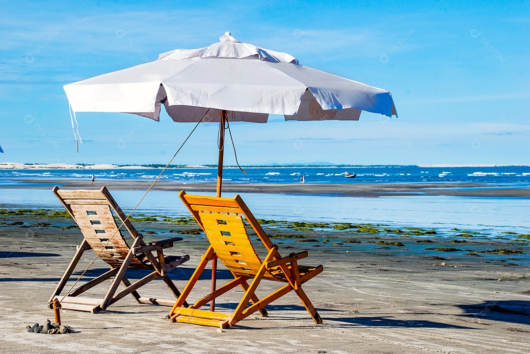 Praia virgem escondida atrás das dunas da costa oeste de Jijoca