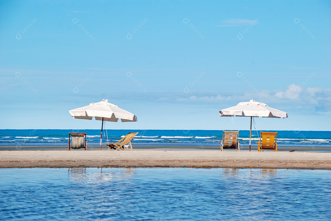 É uma praia virgem escondida atrás das dunas da costa oeste de Jijoca