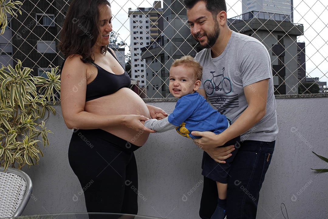 Família linda a espera do segundo