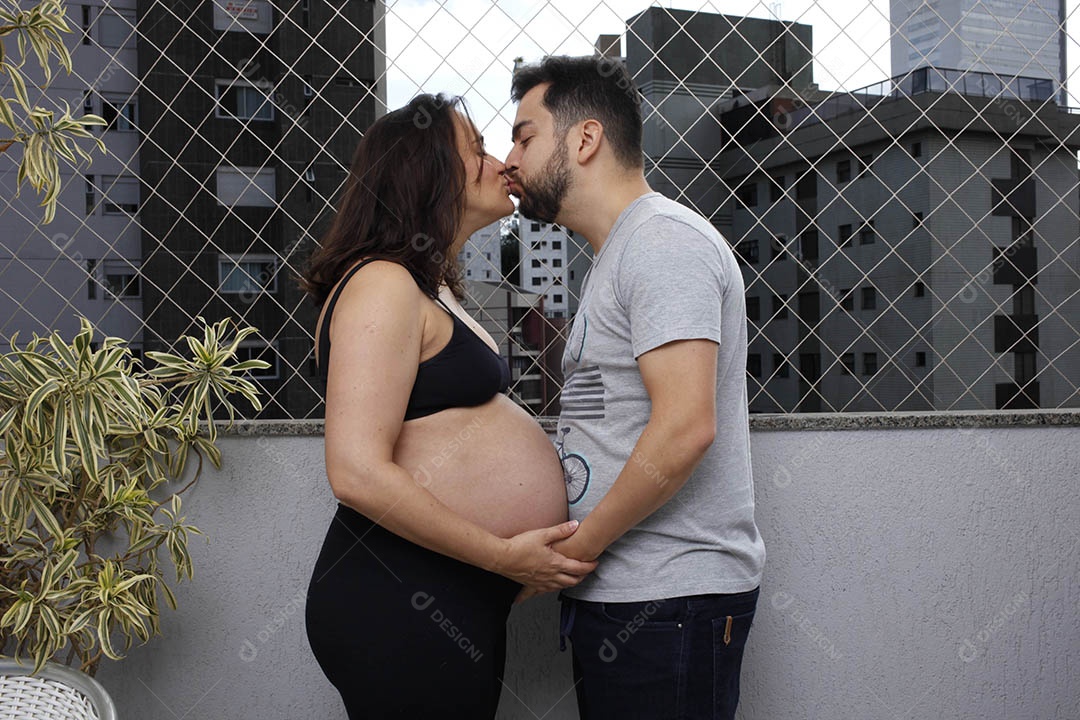 Casal com muito amor grávida e um pai animado