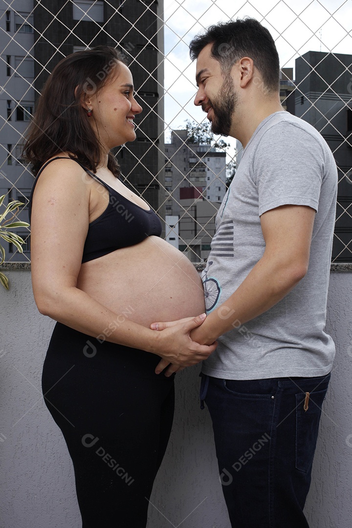 Um casal lindo feliz com grávida linda