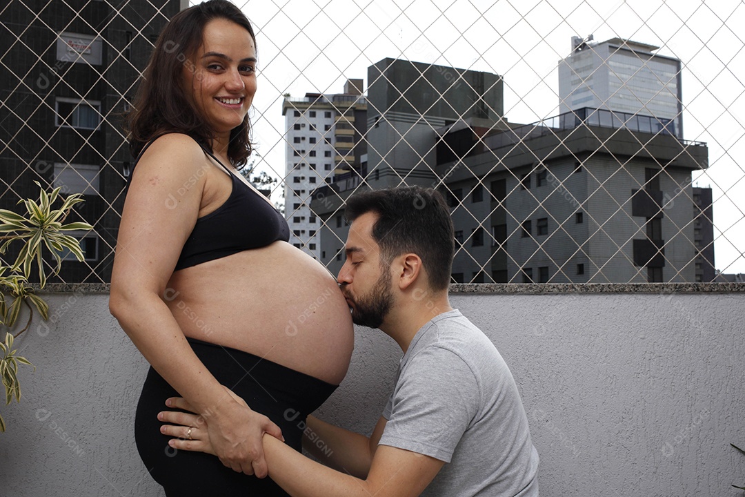 Casal lindo e romântico e feliz com a gravidez