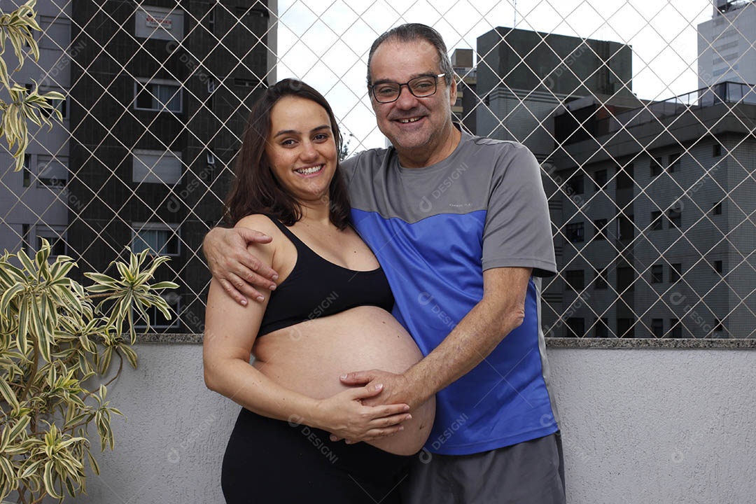 Pai abraçando sua filha grávida