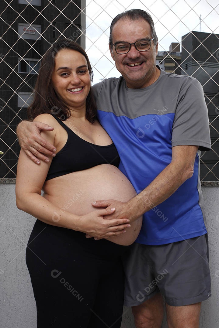 Linda família pai abraçando sua filha gravida