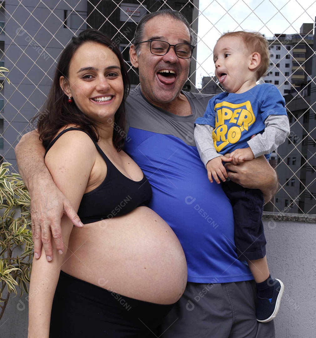 Avô fazendo careta com seu netinho abraçando sua filha linda familía