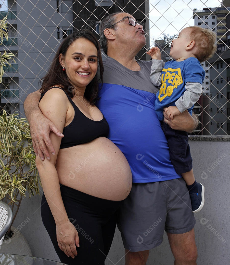 Uma linda família avô com seu netinho no colo abraçando sua filha