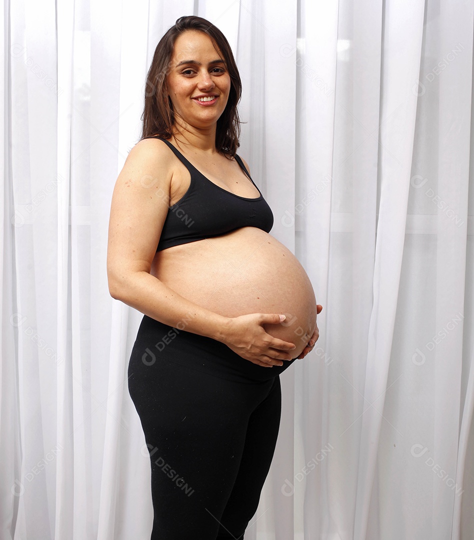 Linda mulher grávida segurando na sua barriga