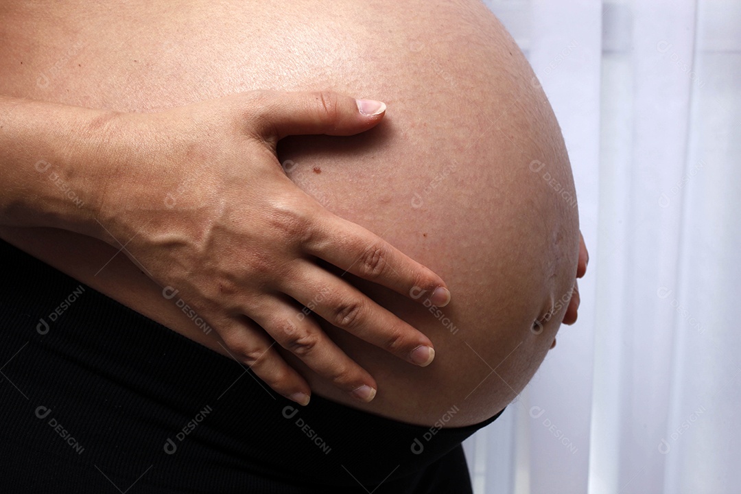 Mãos na barriga gravida