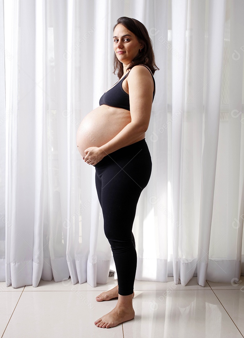 Linda mulher grávida com mãos na barriga