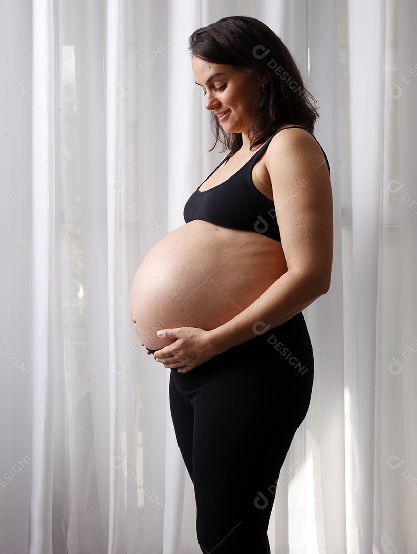 Linda mulher grávida segurando na sua barriga