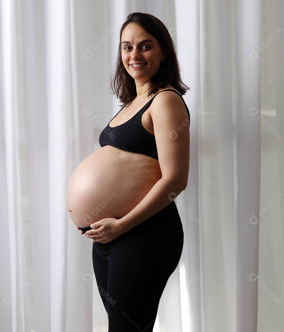 Uma linda mulher gravida feliz em ensaio fotografico