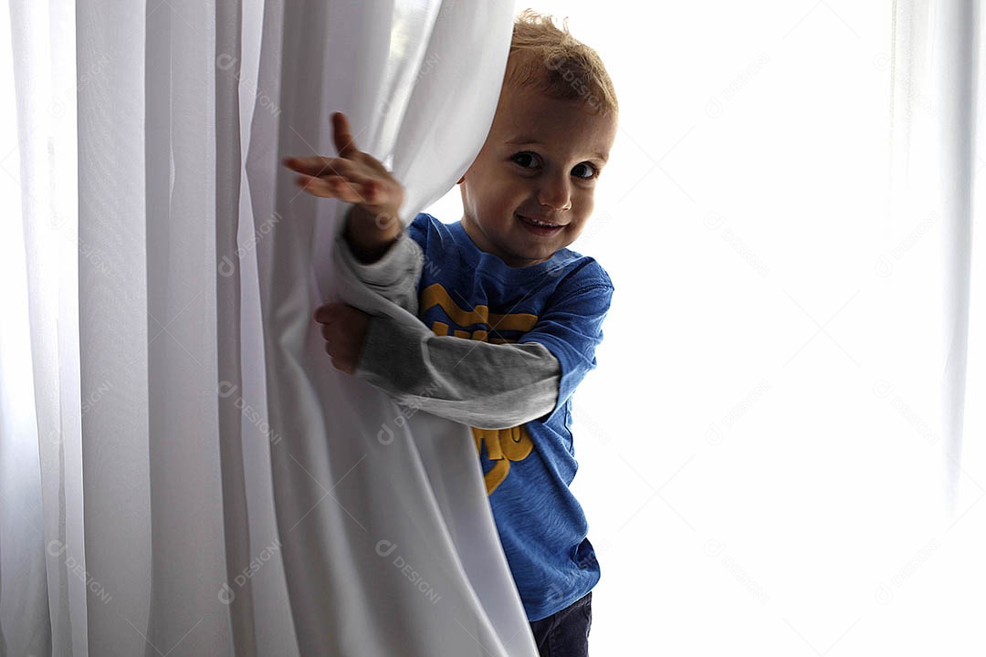 Uma criança feliz brincando