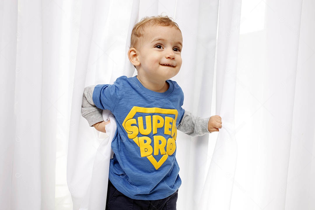 Um garotinho lindo segurando em um pano