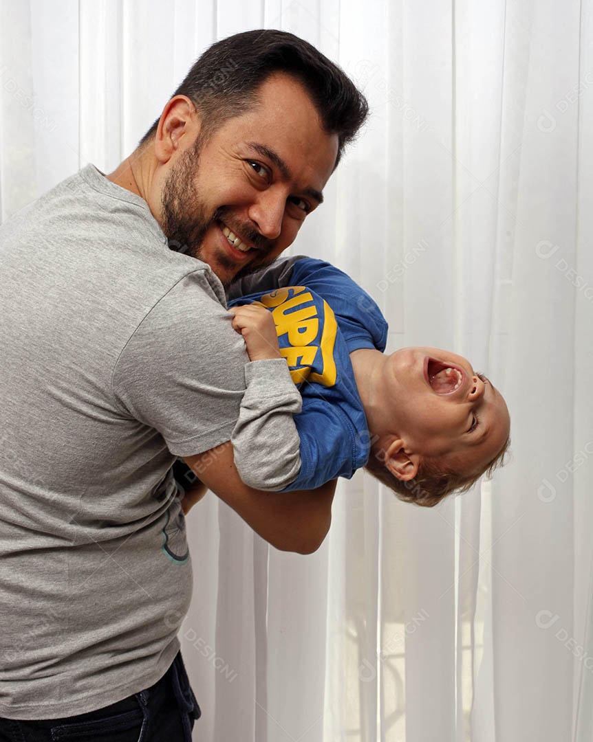 Um homem se divertindo com seu filho bebê