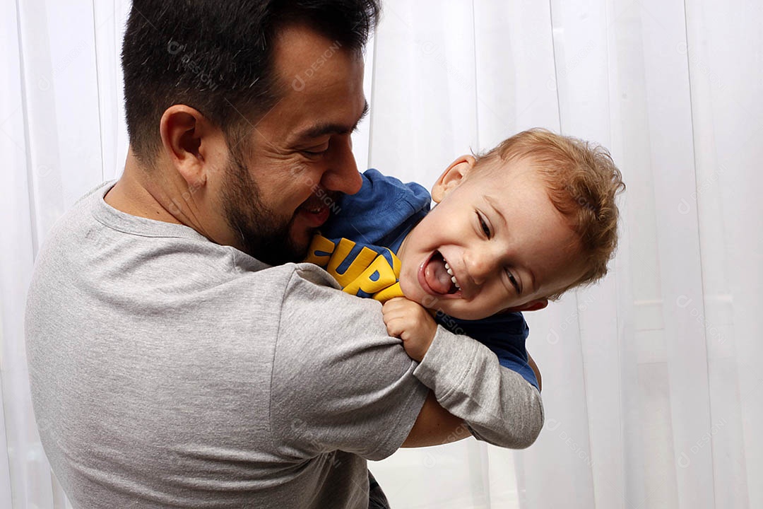 Um homem se divertindo com seu filho bebê